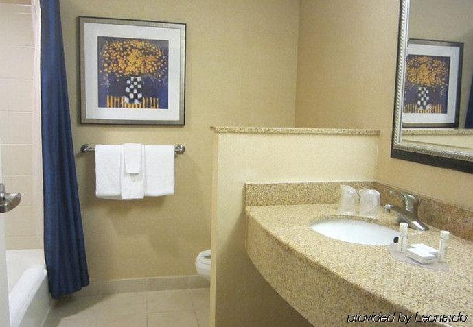 Courtyard By Marriott Pensacola Downtown Hotel Exterior photo