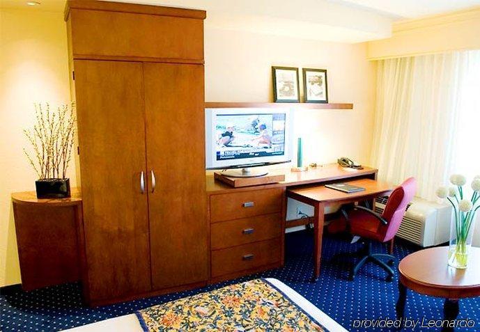 Courtyard By Marriott Pensacola Downtown Hotel Room photo
